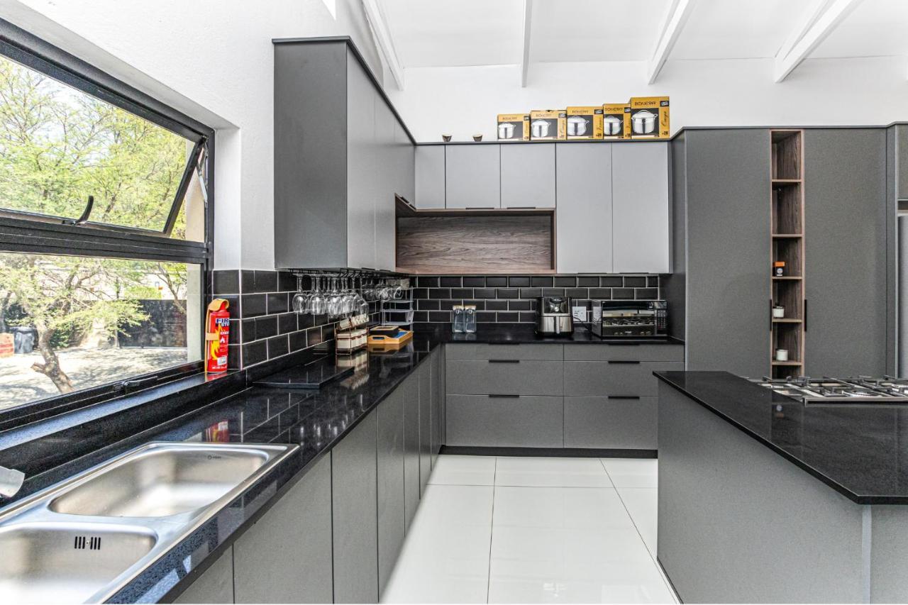 Kwamagogo Villa, Chartwell * Johannesburg